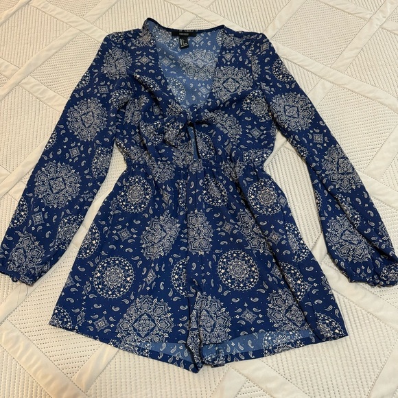Forever 21 Pants - 2/$10 Forever 21 Long Sleeve Paisley Navy & Cream Romper with tie at bust. Sz S